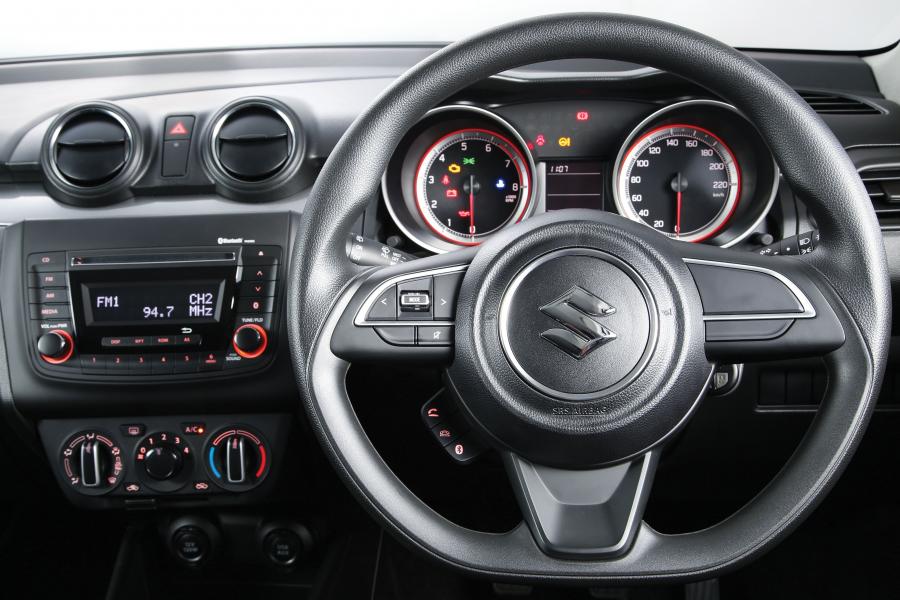 Панель приборов Suzuki Swift 2018 года  (ZA) (фото 5 из 40)